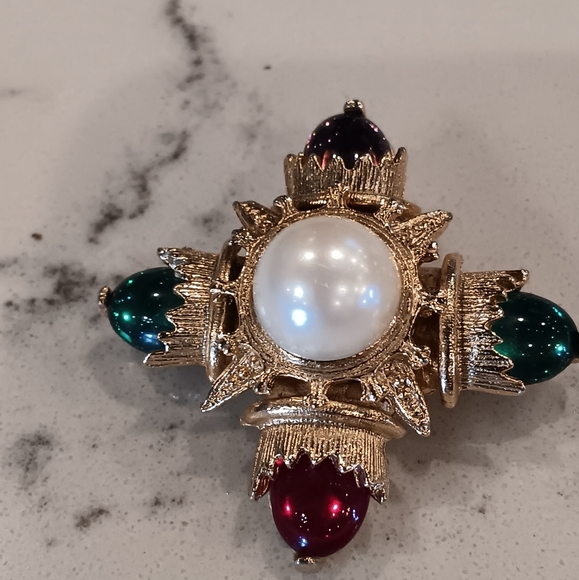 unmarked Jewelry - VINTAGE Elegant Gold and Jewel-Toned Brooch